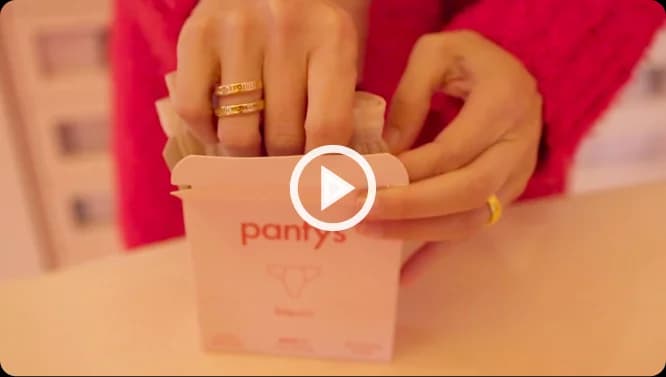 Empreendedora embalando um pedido da marca Pantys