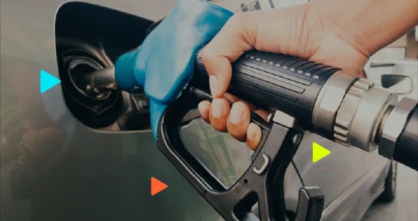 Pessoa abastecendo um carro com combustível.