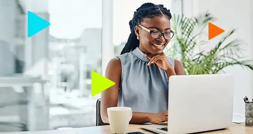 mulher negra em escritório faznedo cadastro de clientes