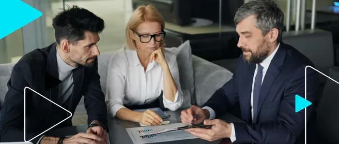 Equipe analisando relatórios e gráficos em reunião de negócios