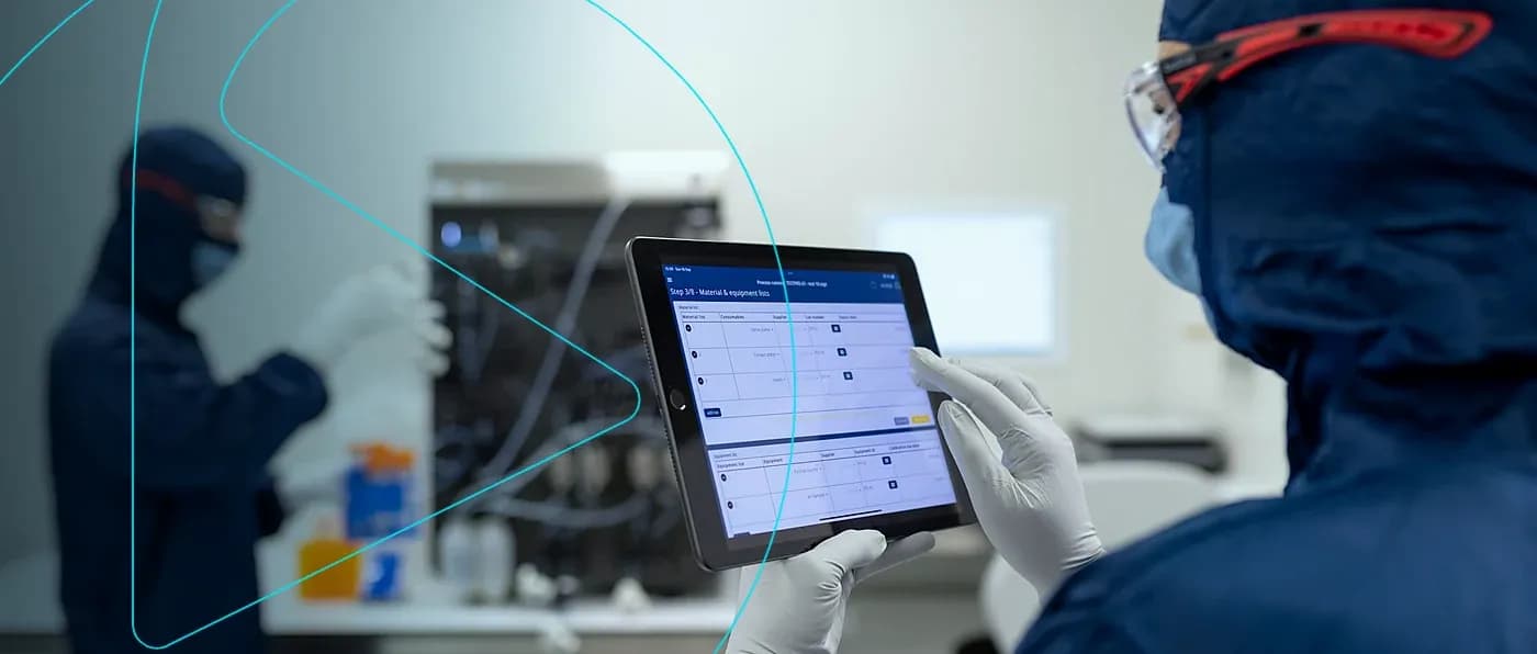 Profissional consultando um sistema de gestão no tablet dentro da fábrica