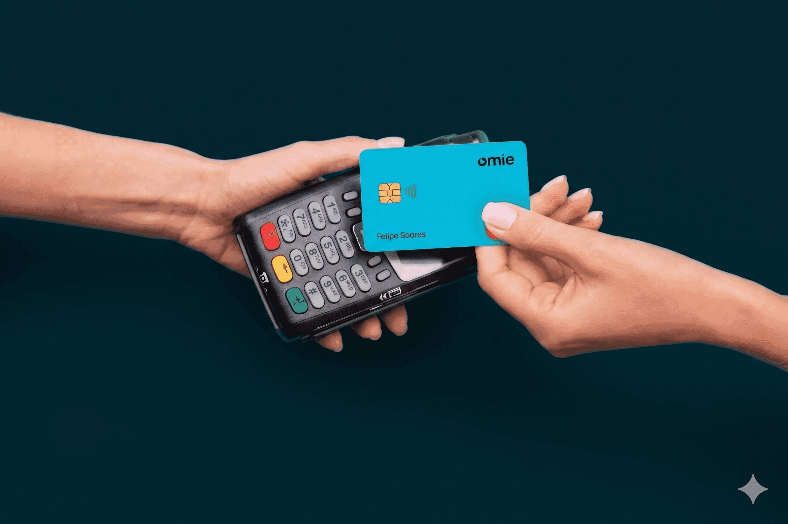 Pagamento por aproximação do Cartão Omie em uma maquininha