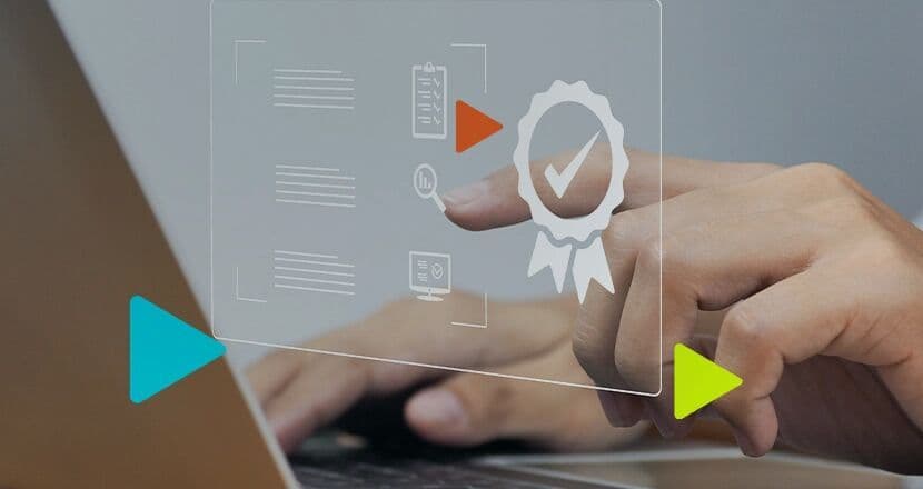 Pessoa utilizando um laptop com ícones de certificação