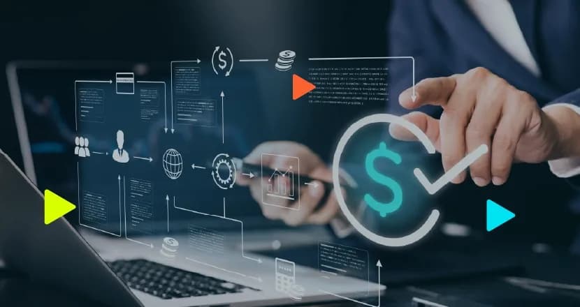 Profissional aponta para ícone holográfico de cifrão com sinal de visto. Um painel digital exibe fluxograma com ícones de cartão, moedas, engrenagens e gráficos flutuando sobre um notebook e celular, ilustrando a integração bancária ao sistema de gestão.