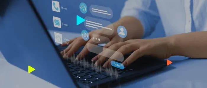 Pessoa digitando em laptop com ícones digitais na tela