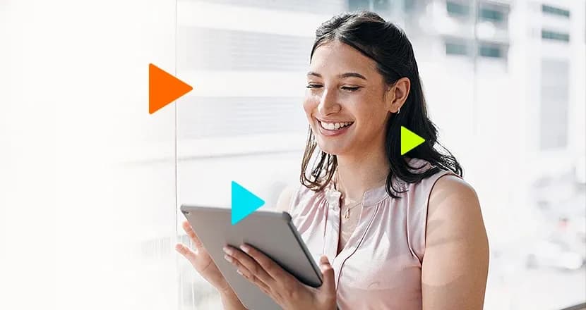Mulher segurando um tablet lendo um guia de como começar um negócio do zero
