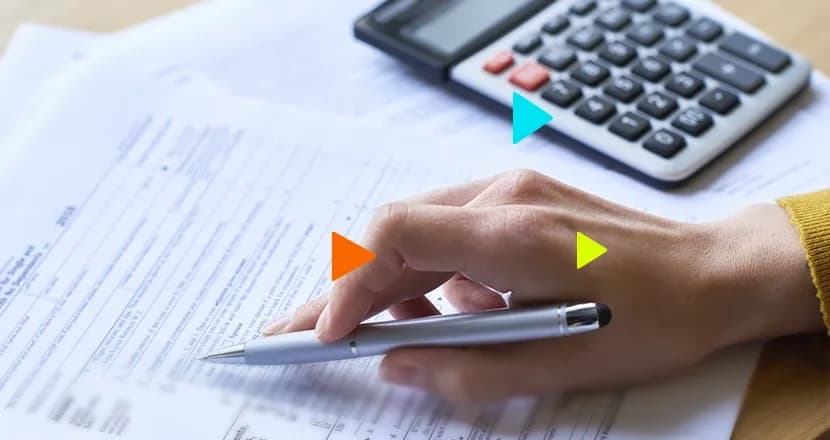 empreendedor analisando papéis sobre a mesa para entender o IBS da reforma tributária