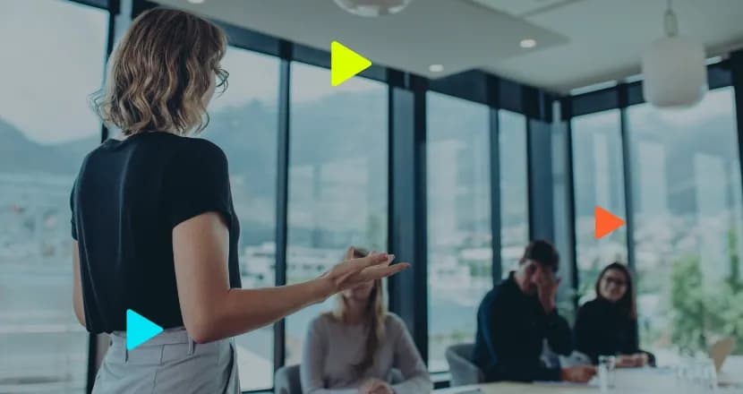 Apresentadora em reunião com equipe atenta