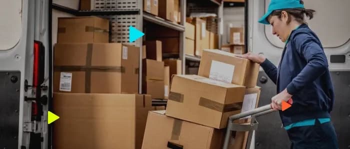 Entregadora carregando caixas em uma van, ilustrando a integração da transportadora Loggi ao sistema ERP.