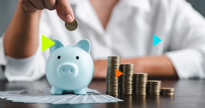 Lucro líquido: moedas sendo colocadas em cofrinho