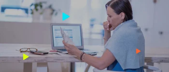 Mulher lendo um documento em mesa de trabalho moderna