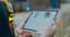 Pessoa analisando gráficos em tablet com dados de vendas