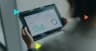 Pessoa analisando gráficos em um tablet moderno