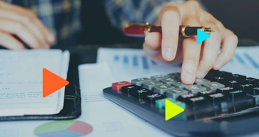 Pessoa usando calculadora para finanças pessoais