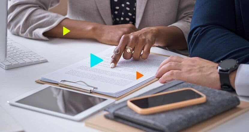 Pessoas analisando documentos em ambiente de trabalho