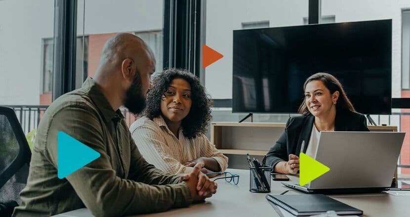 Reunião de trabalho com três profissionais interessados