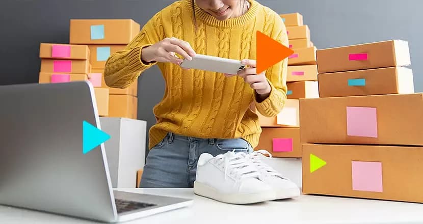 mulher fazendo gestão de catálogo de produtos online