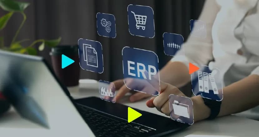Mão tocando tela virtual com ícone "ERP" cercado de símbolos corporativos sobre um laptop, em ambiente de escritório.
