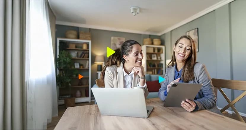 Empreendedoras verificando como aplicar o sistema erp para pequenas empresas
