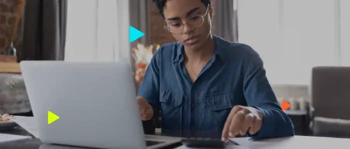 Pessoa trabalhando no laptop com calculadora
