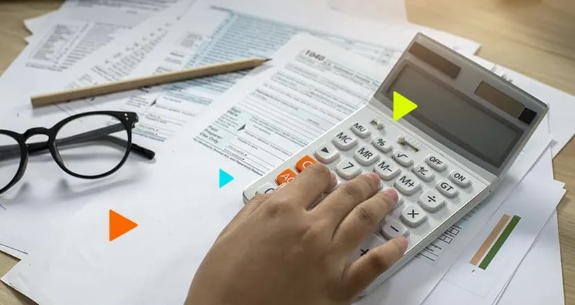 empreendedor calculando nota fiscal representando a triangulação de notas