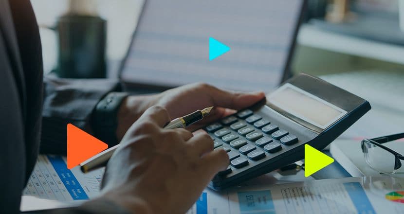 Pessoa usando calculadora em ambiente de trabalho.