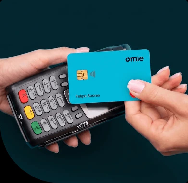 Empreendedor usando o Cartão Omie