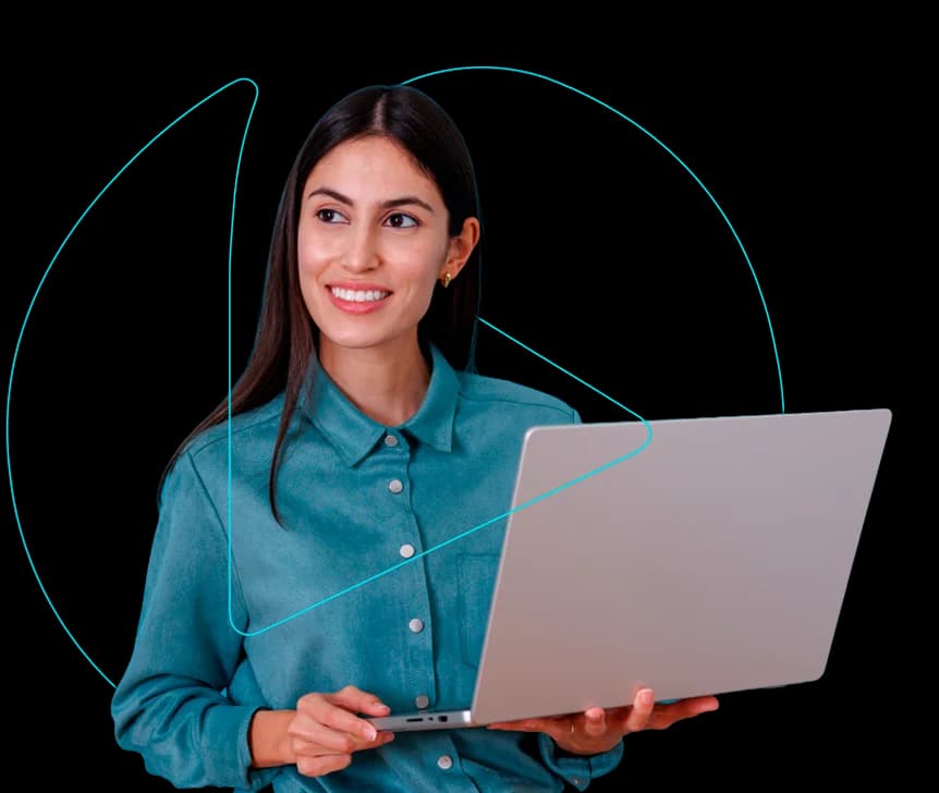 Empreendedora sorrindo enquanto usa o sistema Omie em um notebook