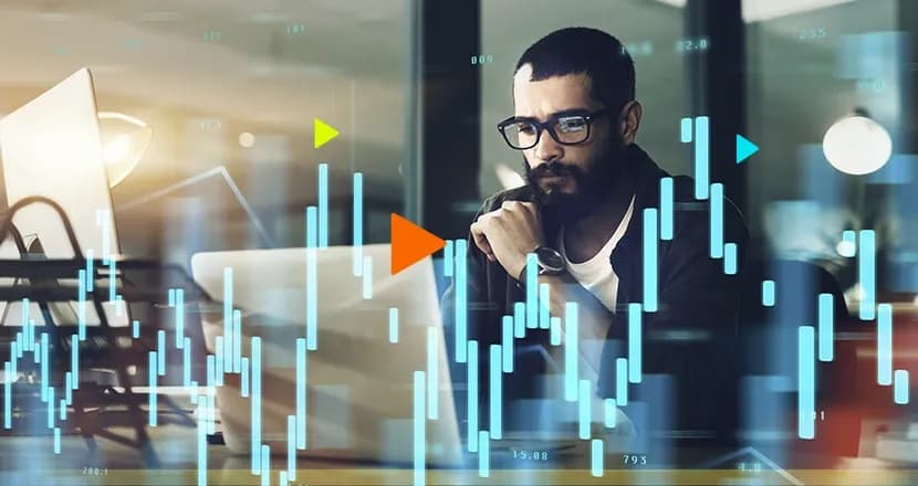 empreendedor olhando para o notebook com gráficos representando os indicadores financeiros