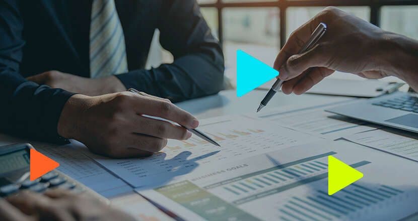 Análise de gráficos e dados em reunião empresarial