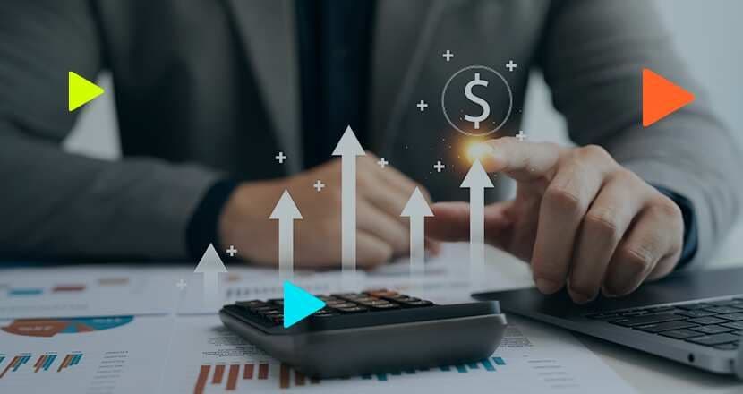 Analista financeiro apontando para gráfico de crescimento.