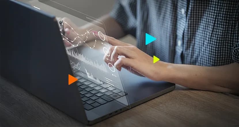 Empreendedor verificando as vantagens do erp com integração bancaria
