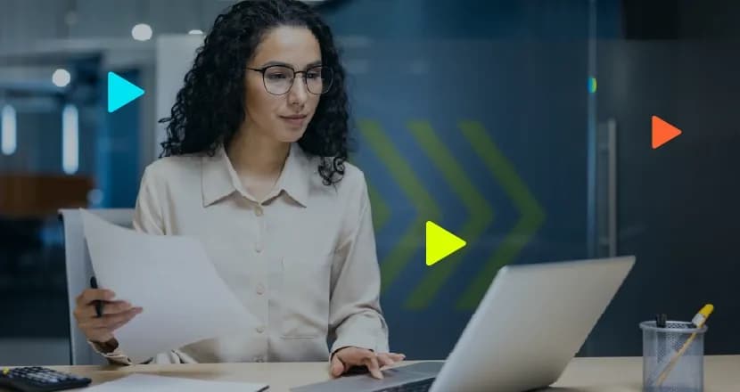 Mulher analisando documentos e trabalhando em um notebook