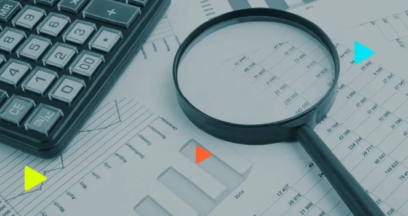 Lupa e calculadora sobre documentos com gráficos e tabelas numéricas. Ícones coloridos de 'play' aparecem sobrepostos à imagem.