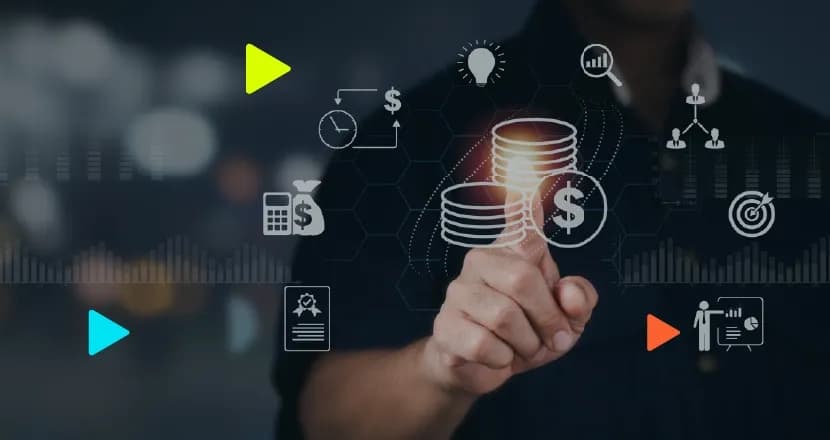 Mão apontando para ícones digitais luminosos de finanças, moedas e gráficos em um fundo escuro. Ícones coloridos de 'play' sobrepostos à imagem.