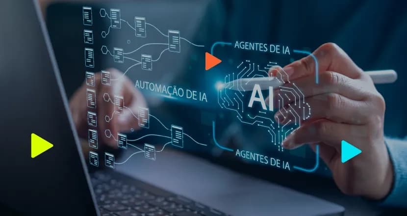Mão com caneta touch interagindo com um holograma luminoso de inteligência artificial e fluxogramas de dados saindo de um notebook. Ícones coloridos de 'play' sobrepostos à imagem.