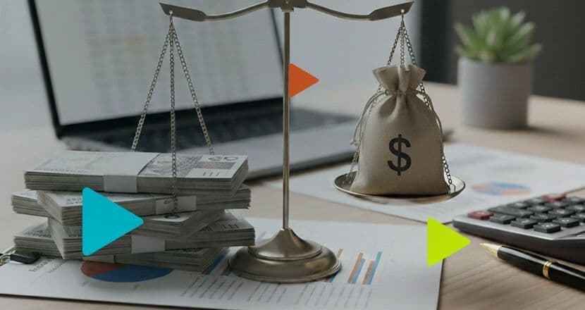 Balança com dinheiro simbolizando finanças e investimentos