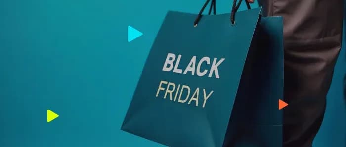 Sacola de papel azul com a inscrição Black Friday em letras brancas. Pessoa segura a alça contra fundo azul.