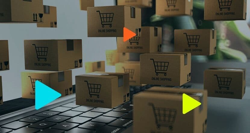 Caixas de compras online flutuando sobre um teclado