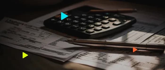 calculadora e documentos sobre uma mesa