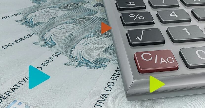 Calculadora sobre notas de dinheiro do Brasil