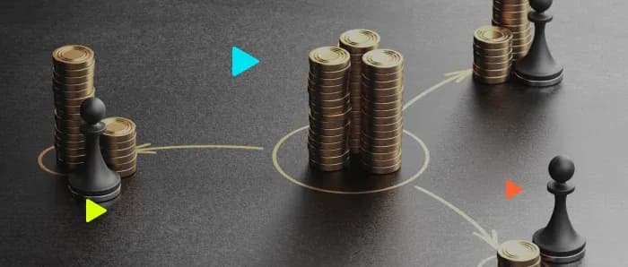 Moedas de ouro e peões de xadrez com setas, ilustrando a distribuição de lucros entre partes.