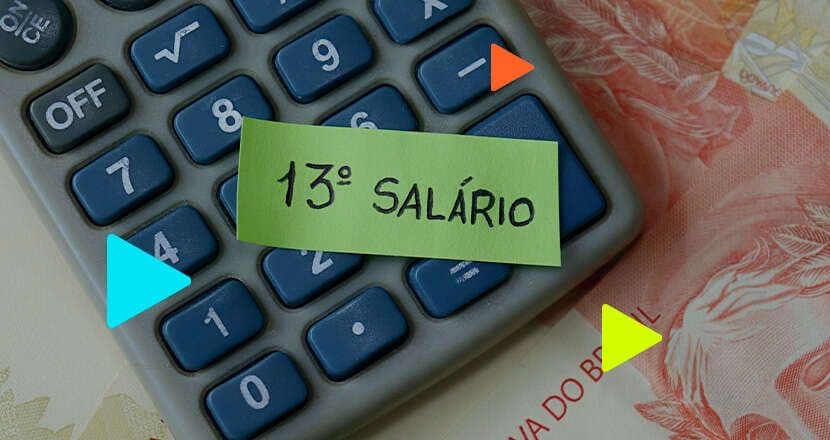 Calculadora sobre notas de Real brasileiro com um post-it verde escrito "13º SALÁRIO". Triângulos coloridos decoram a cena.