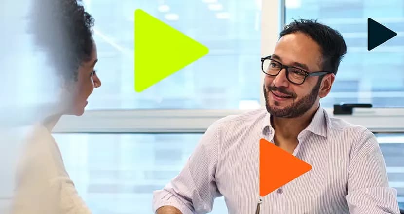 duas pessoas conversando sobre como abrir uma empresa