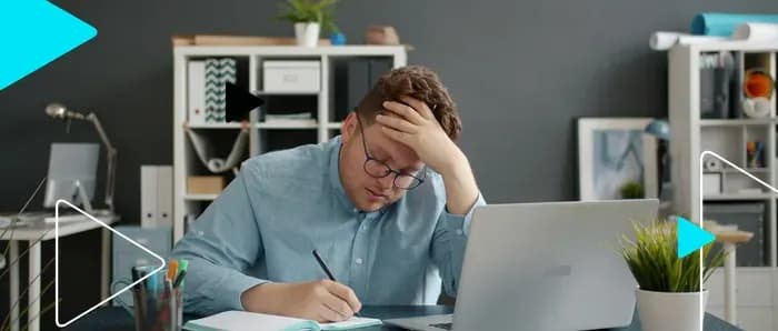 Empreendedor preocupado com a mão na testa diante das contas e do notebook