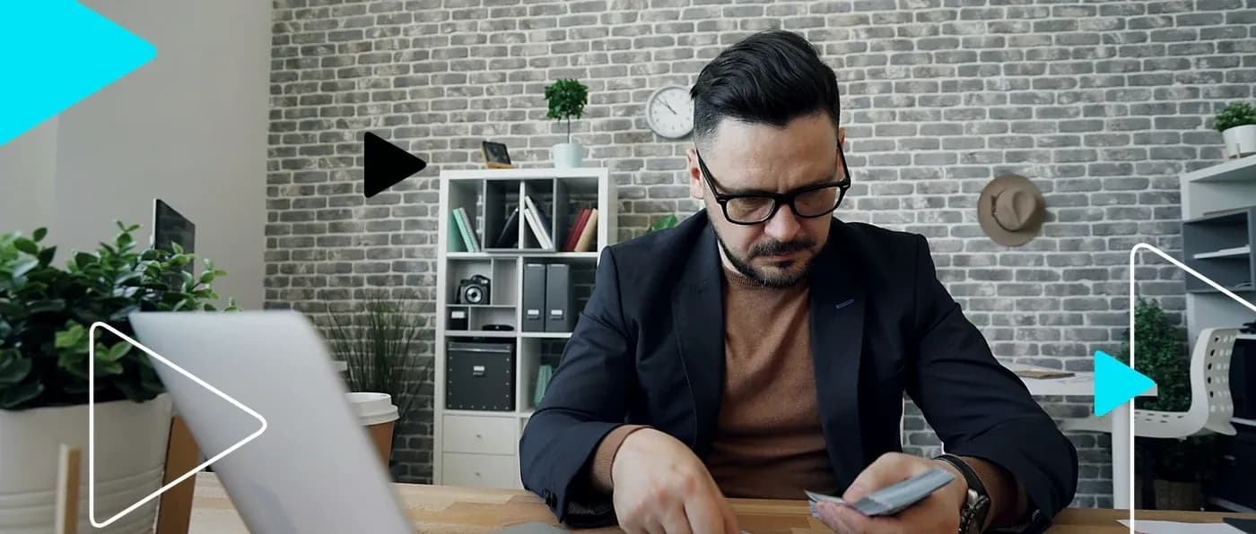 Empreendedor analisando cartões e contas em seu escritório