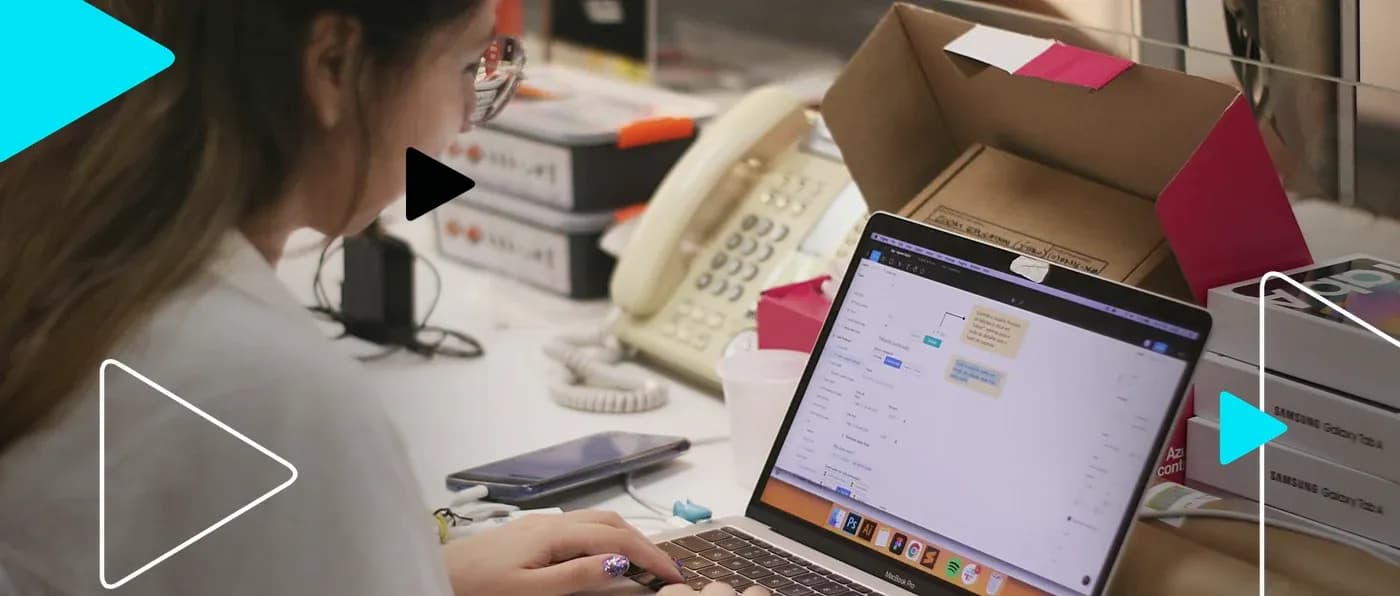 Empreendedora organizando pedidos no notebook entre caixas de envio de e-commerce