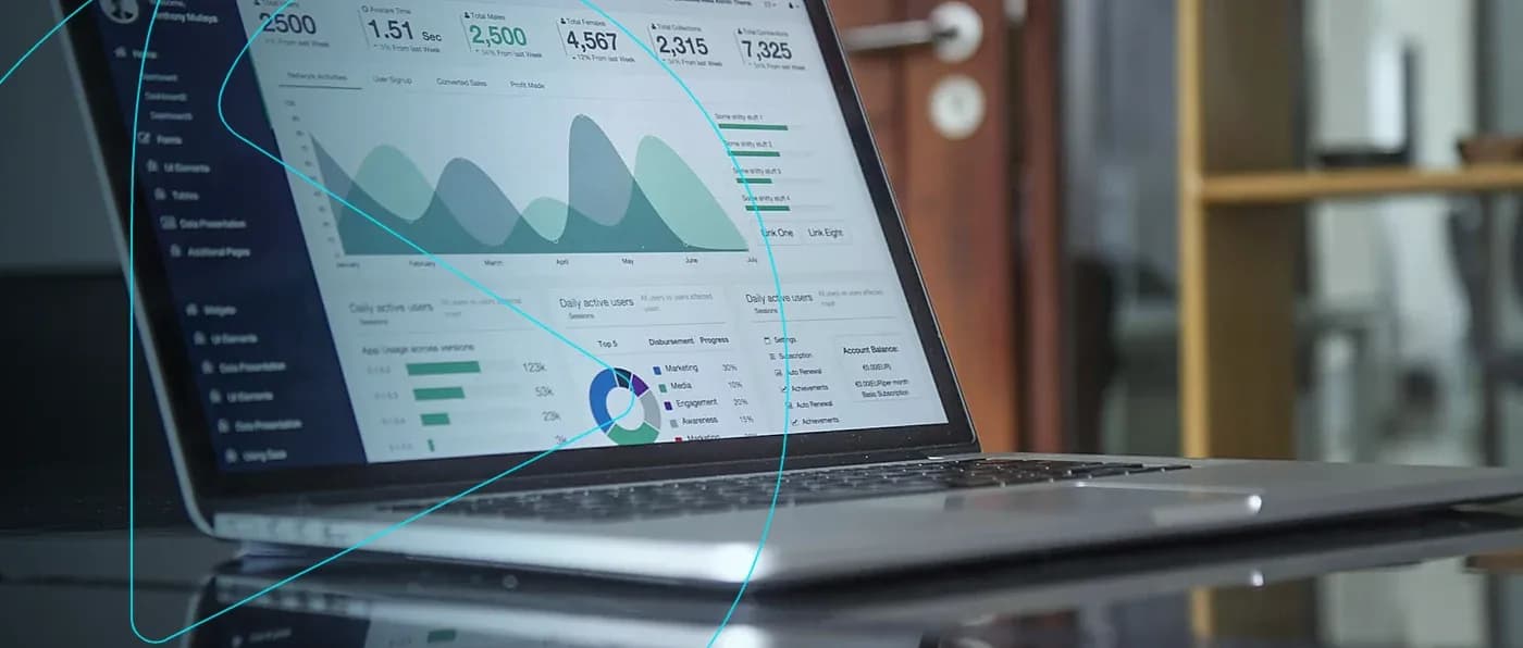 Notebook exibindo um painel com gráficos e indicadores de desempenho
