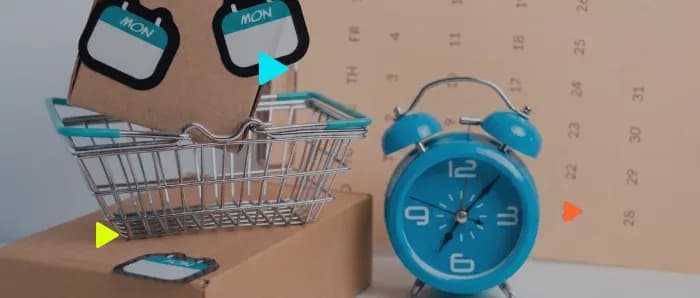 Cesta de compras e relógio azul sobre fundo neutro