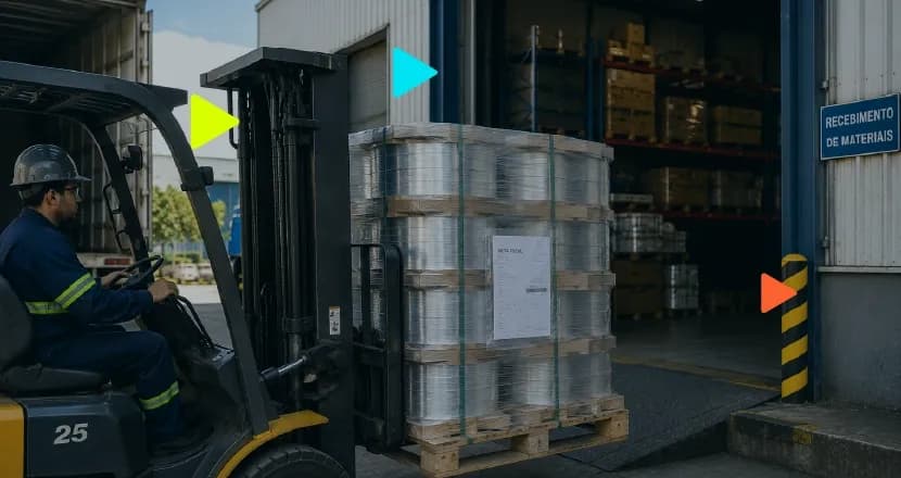 Operador de empilhadeira transportando um palete com bobinas embaladas para dentro de um galpão de estoque. Ícones coloridos de 'play' sobrepostos à imagem.